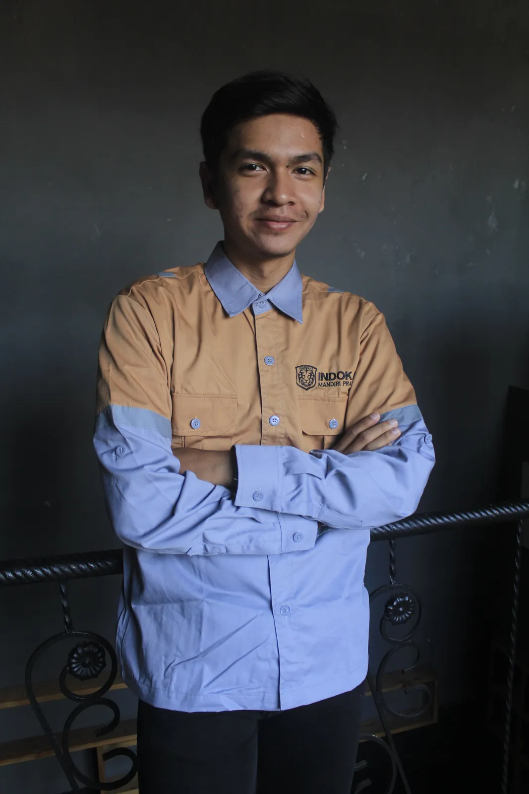 Kemeja seragam kerja two-tone produksi Bikinbaju