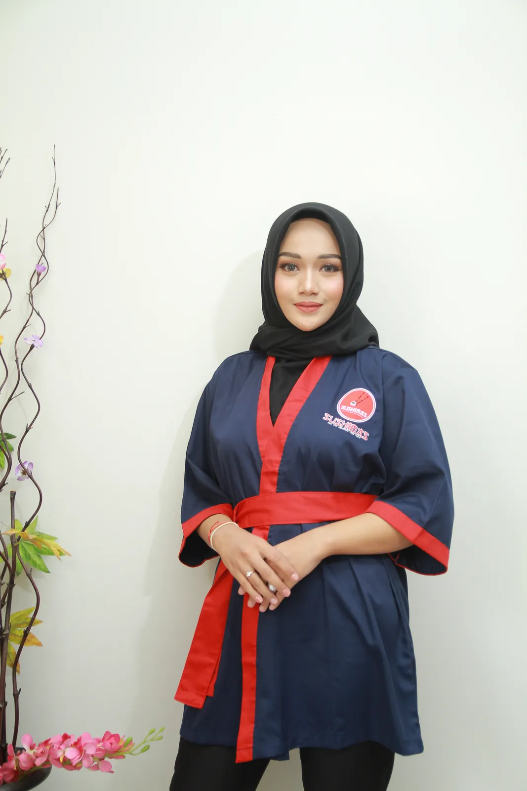 Jaket institusi navy dengan aksen merah