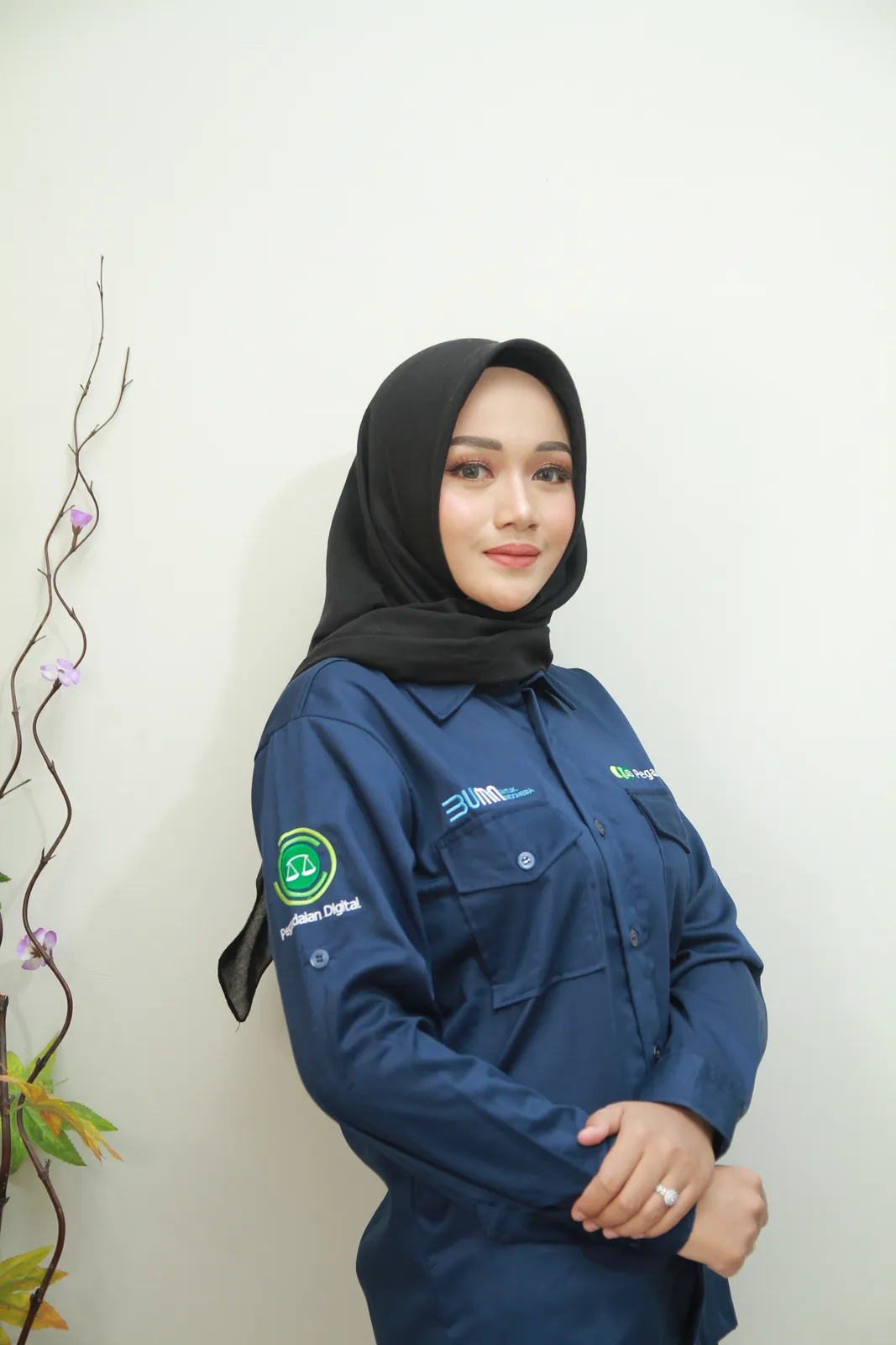 Kemeja seragam kerja wanita navy berhijab